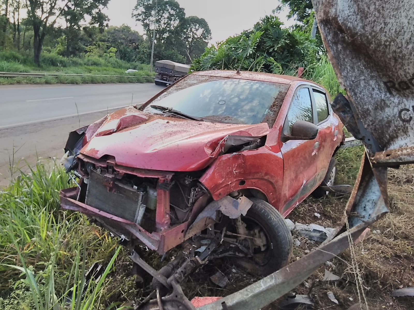 Motorista fica gravemente ferido após acidente