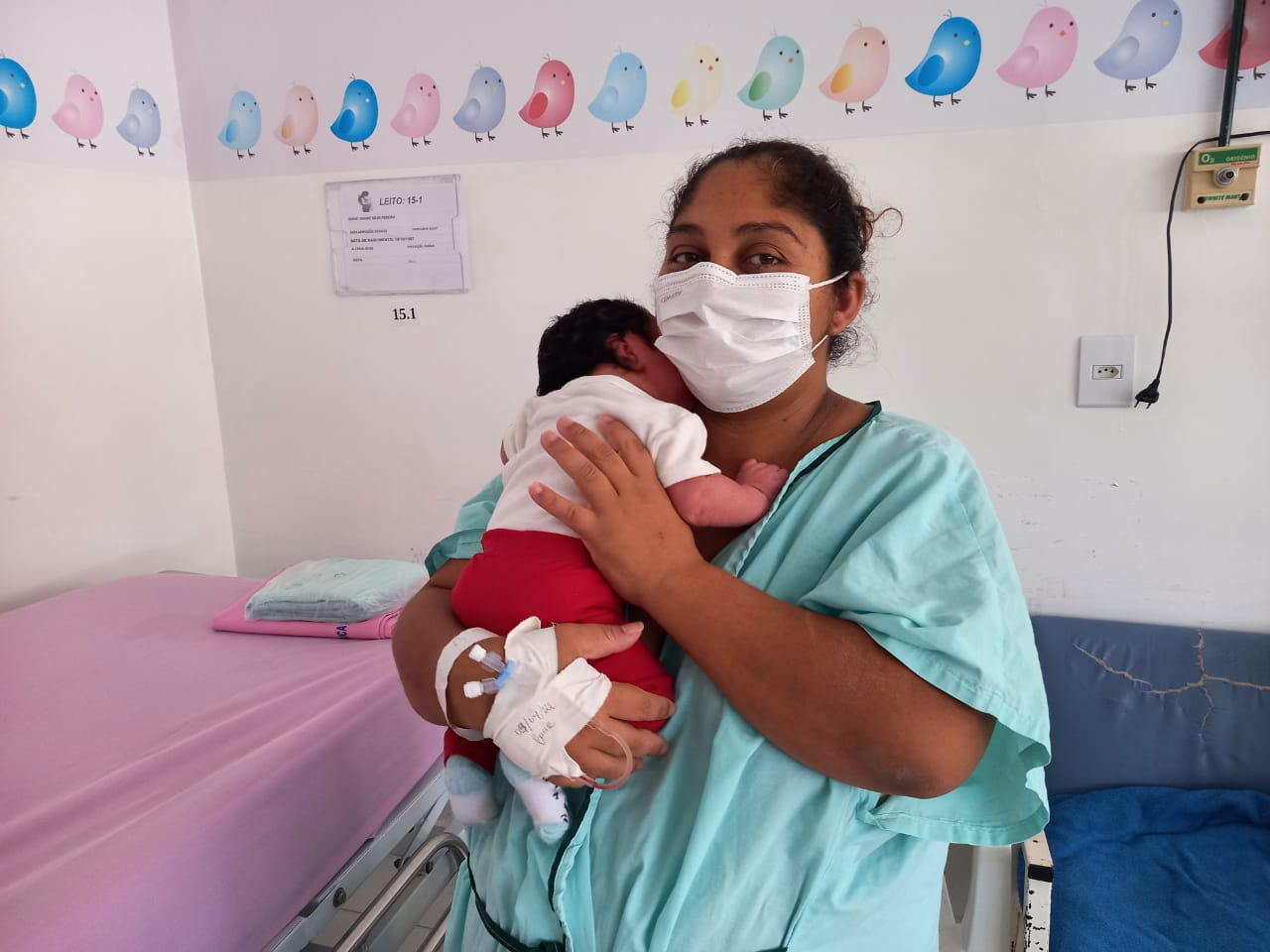 Mãe que deu à luz a bebê de 5kg precisa de ajuda para comprar enxoval