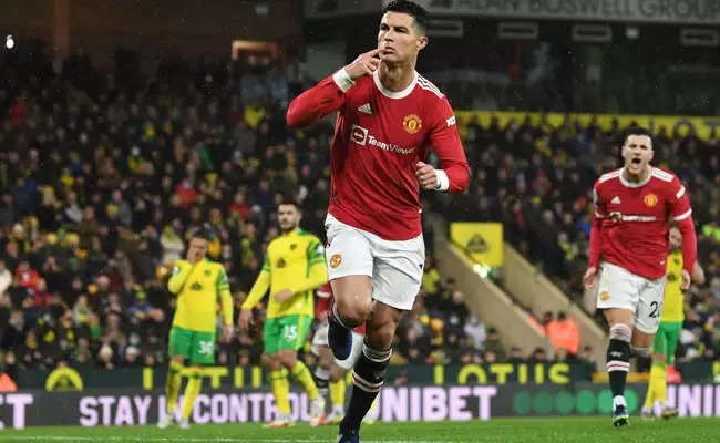 Cristiano Ronaldo faz hat-trick e é vaiado em dura vitória do United