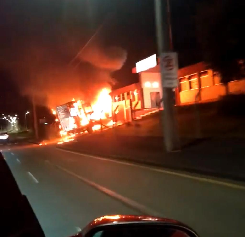 Criminosos invadem cidade para assaltar empresa de transporte de valores
