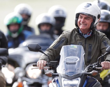 Bolsonaro participa de motociata em Rio Verde