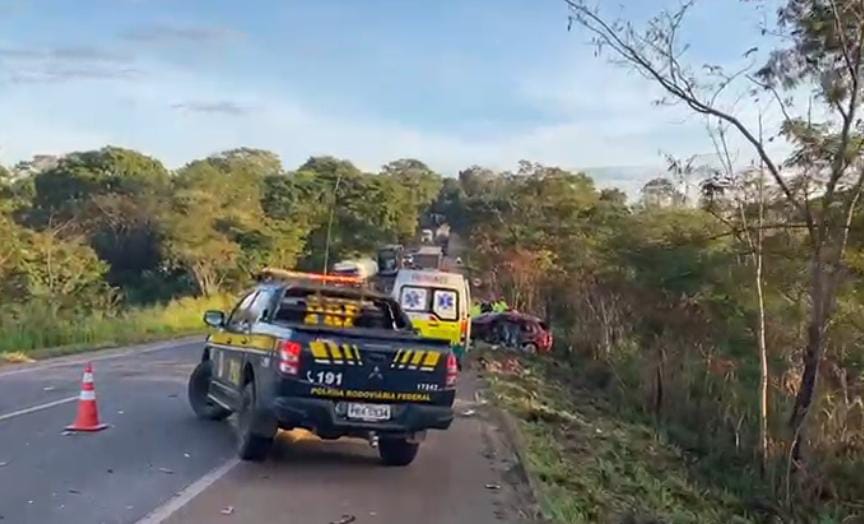 Acidente envolvendo caminhão deixa uma pessoa morta e duas feridas