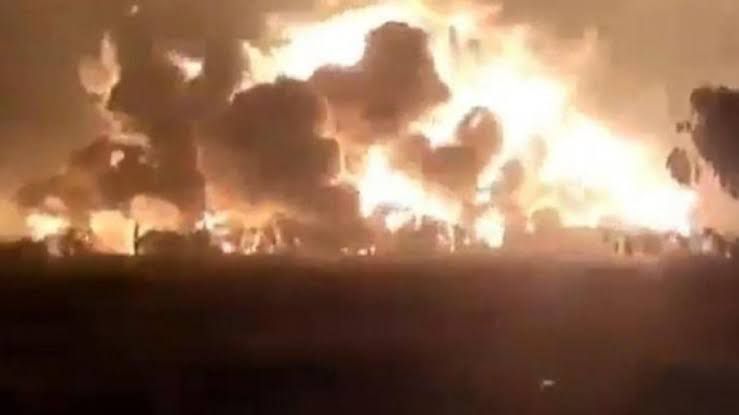 Na Nigéria um depósito ilegal de refino de petróleo explode e deixa mais de 100 mortos
