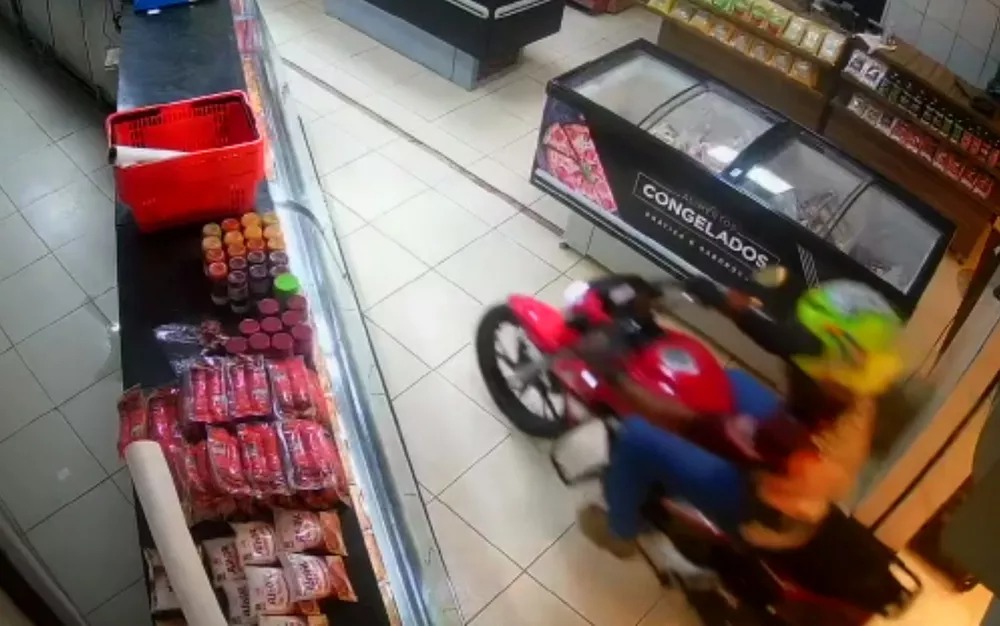 Motociclista entra de moto em açougue e rouba carnes