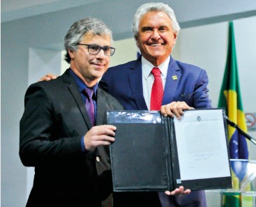 Caiado empossa Marcelo Carneiro na pasta de Cultura
