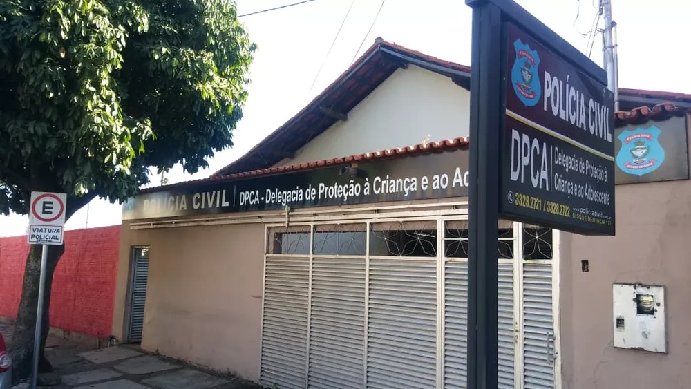 Mulher é presa suspeita de dar tapas, empurrões e unhadas em crianças