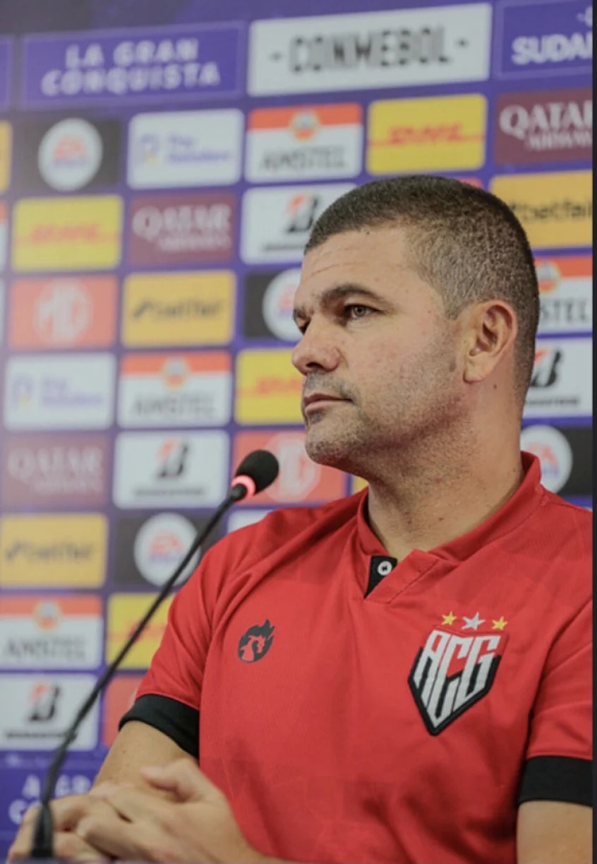 Atlético-GO demite o técnico Umberto Louzer