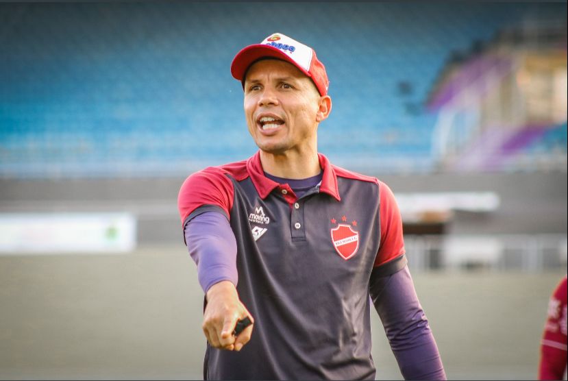 Vila Nova demite o técnico Higo Magalhães