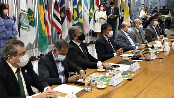 Governadores vão tentar barrar teto de ICMS de combustíveis