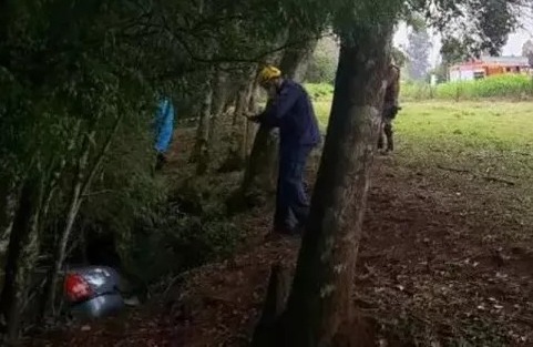 Criança de 2 anos é encontrada viva ao lado do corpo da mãe após acidente