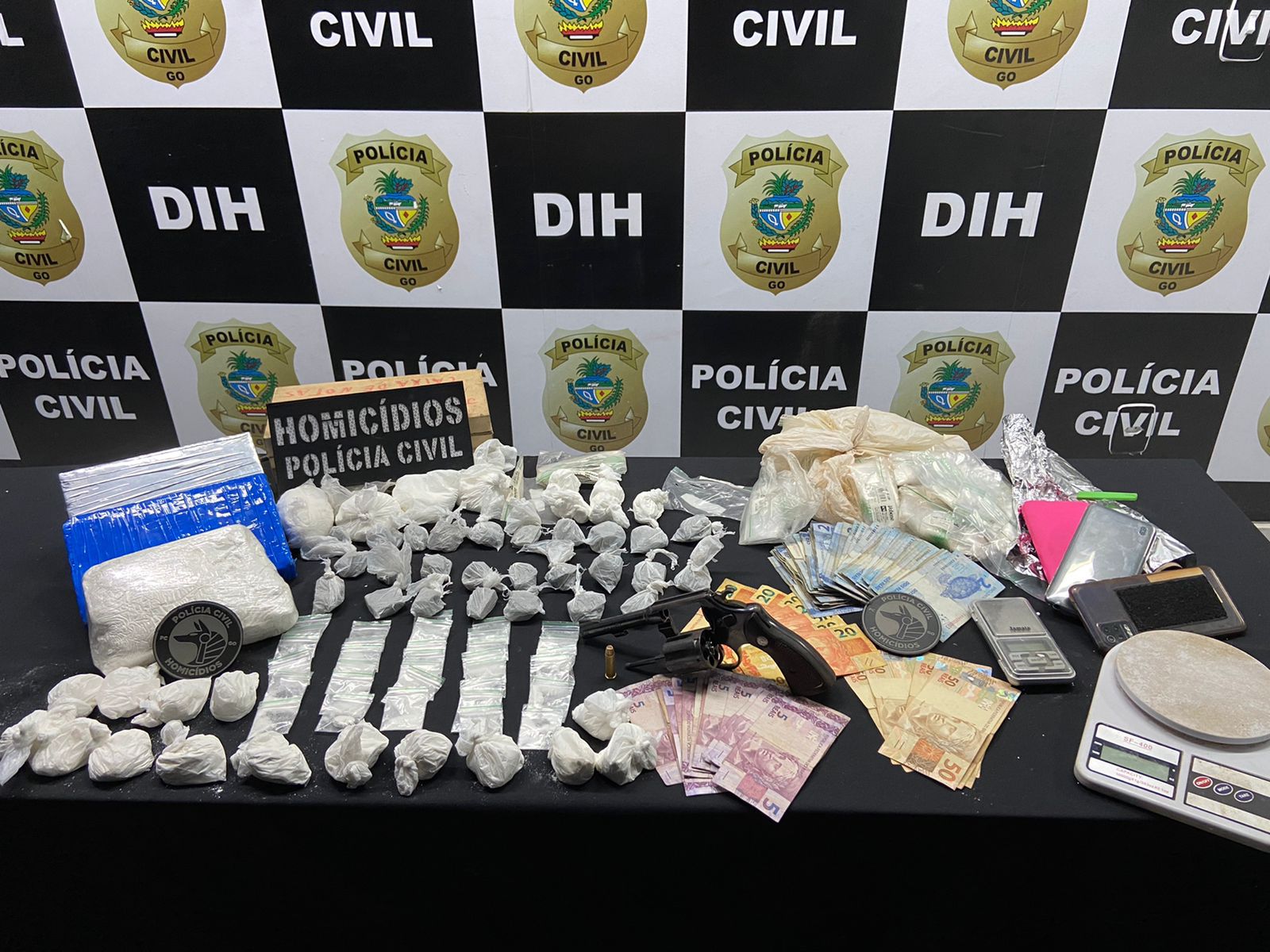 Suspeitos de matar homem por disputa de ponto de drogas são presos