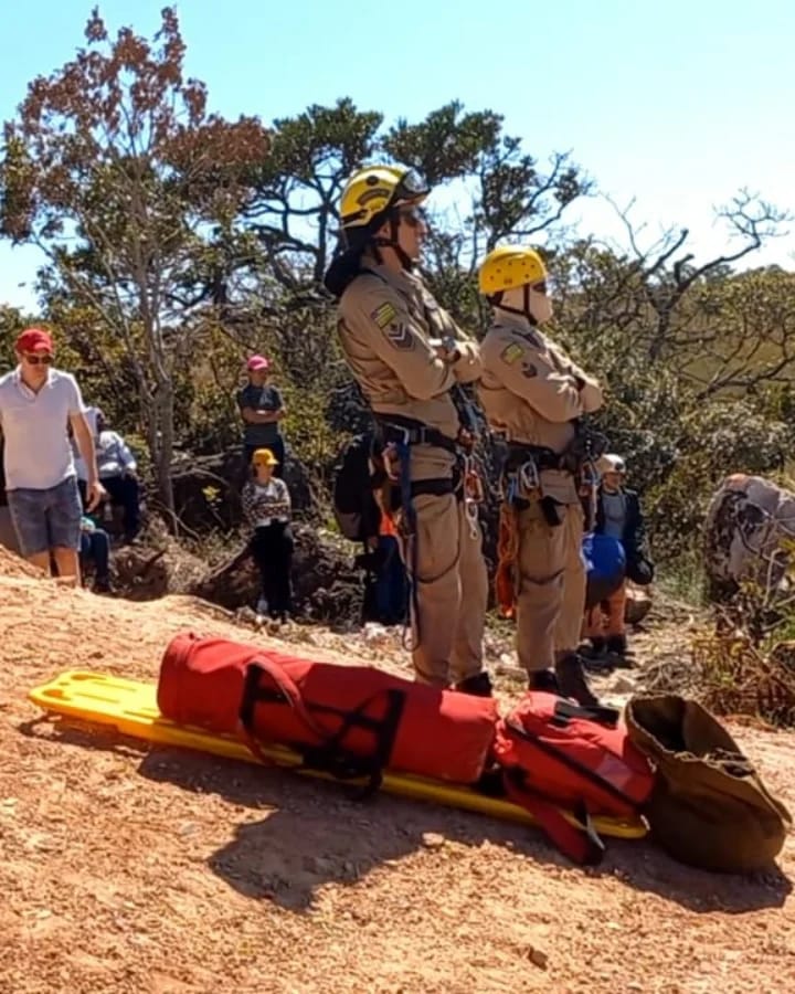 Homem é resgatado após cair durante voo de parapente