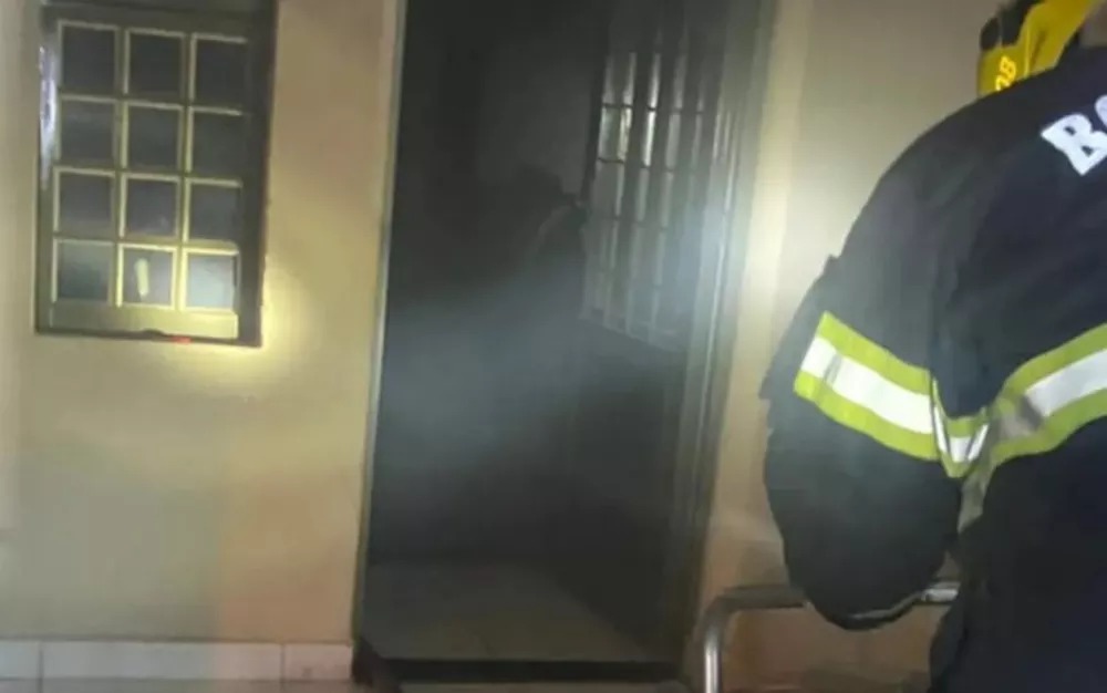 Casa pega fogo após moradores ficarem sem energia e acenderem vela