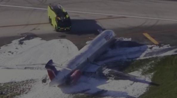Avião sofre acidente durante pouso