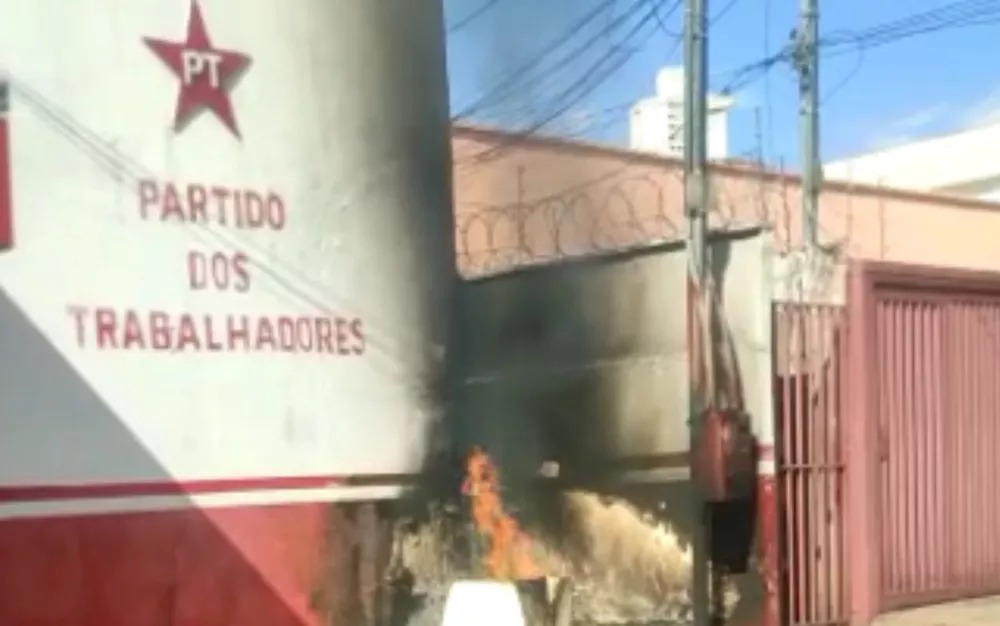 Fogo em frente a diretório do PT será apurado pela polícia