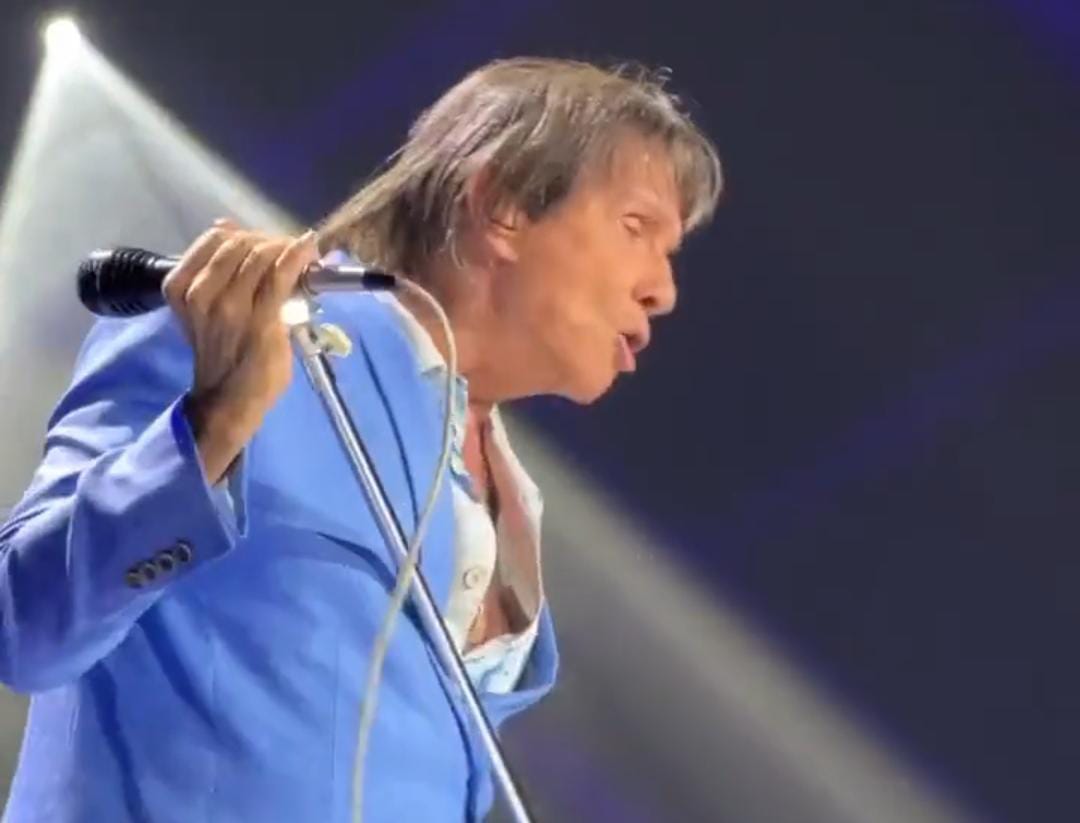 Roberto Carlos manda fã calar a boca durante show