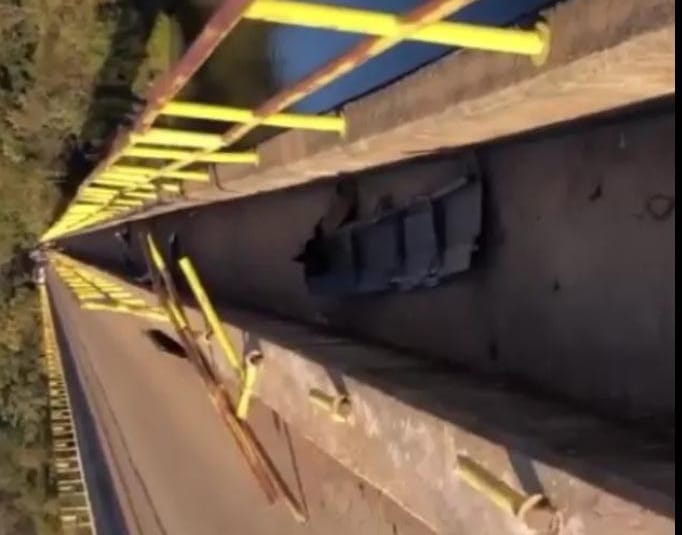 Homem é encontrado preso às ferragens dentro de rio após cair de ponte