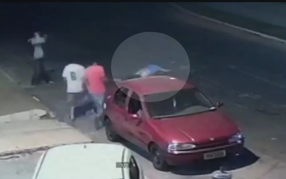 Homem é morto a facadas  em frente a distribuidora de bebidas