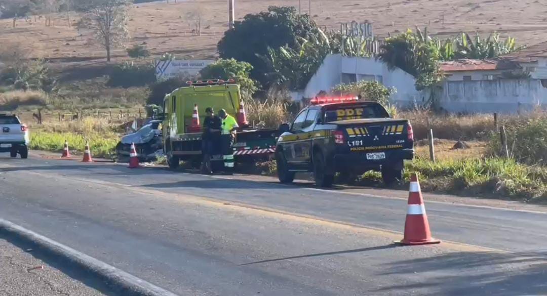 Acidente entre carreta e carro deixa uma pessoa Ferida