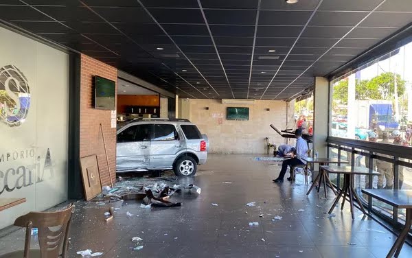 Carro invade restaurante e deixa onze feridos, em Goiânia