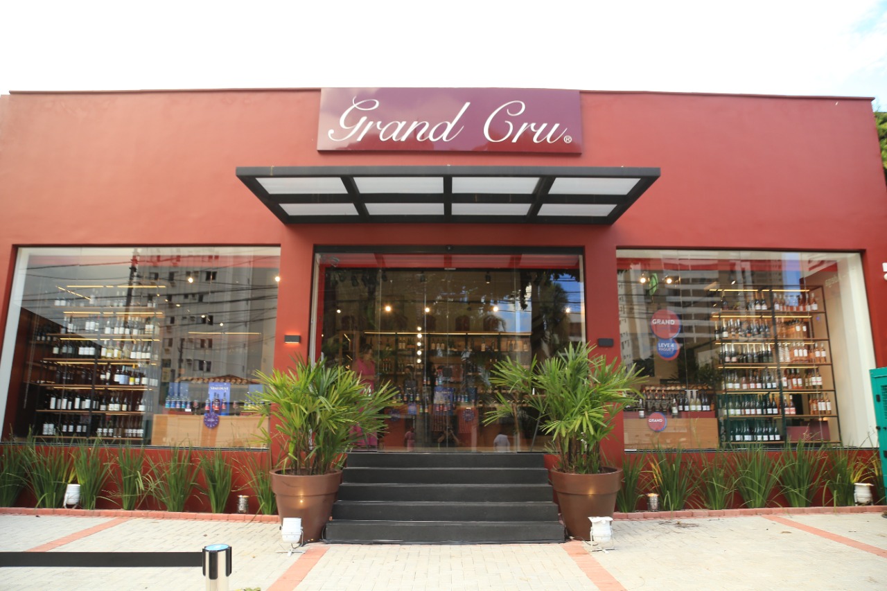 Grand Cru presenteia clientes com taça de vinho em campanha de Dia da Amizade