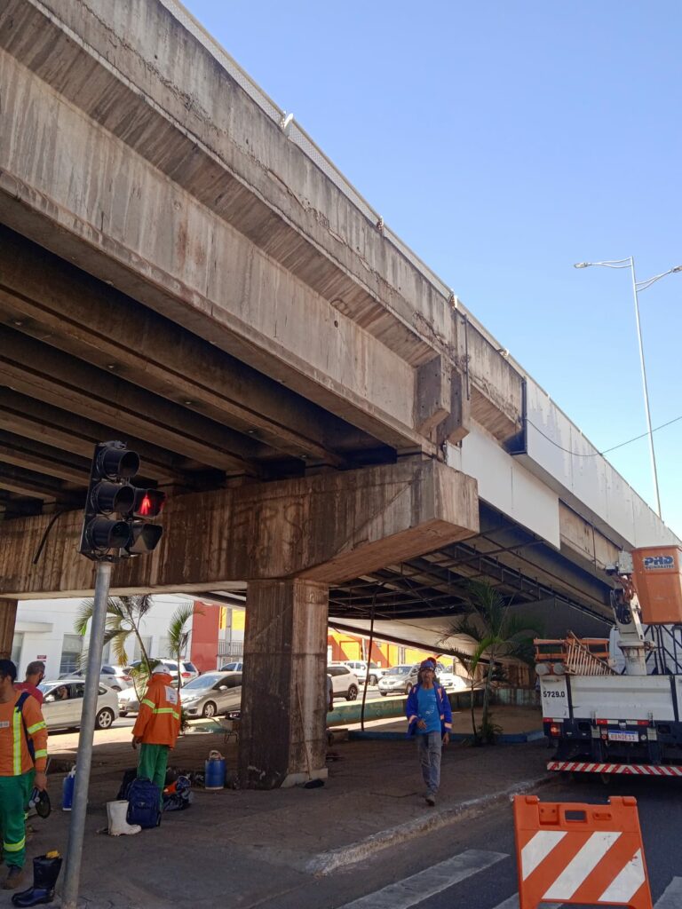Dois pilares do viaduto da T-63 passam por recomposição, em Goiânia