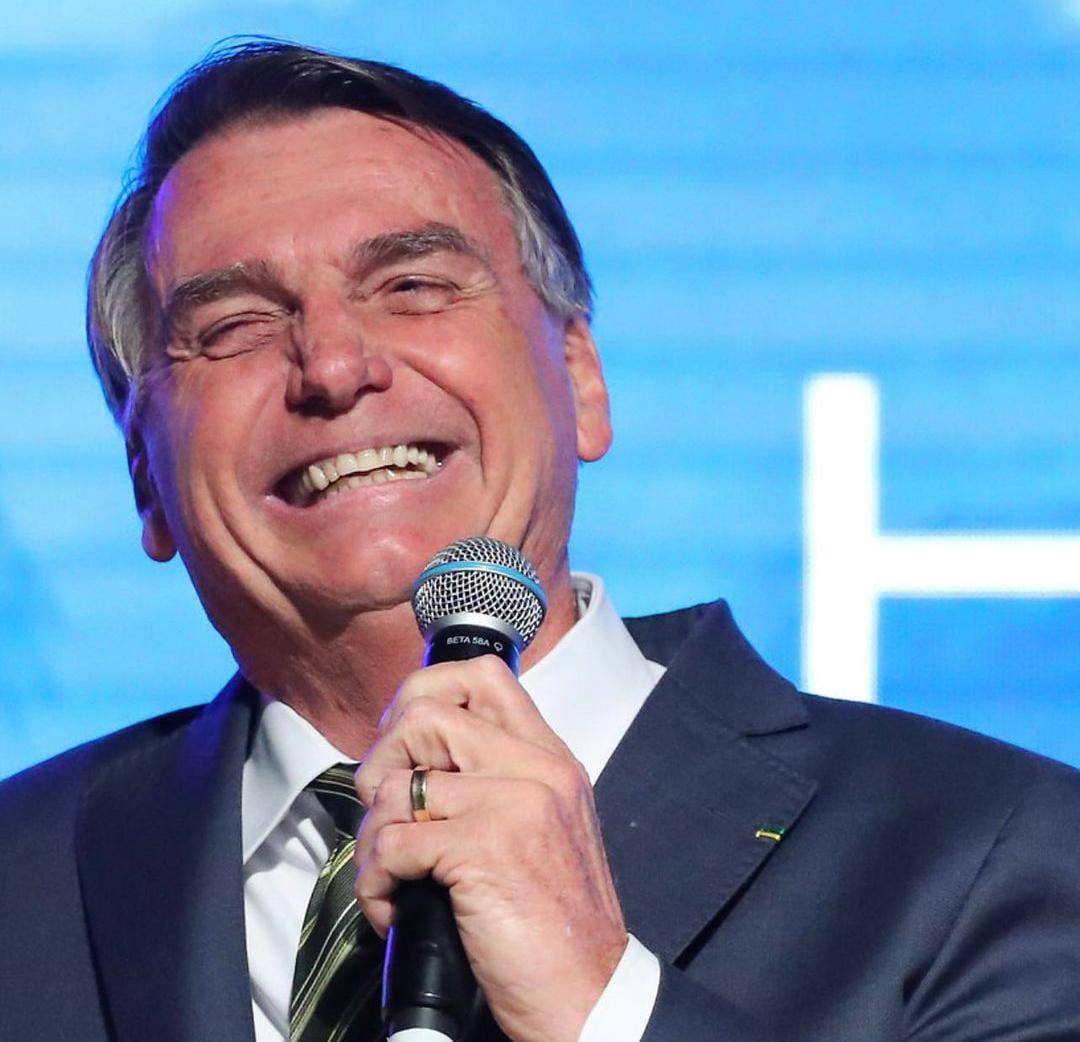 'Povo armado jamais será escravizado; comprem suas armas', diz Bolsonaro