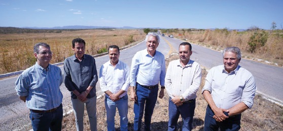 Caiado vistoria obras que ligam Nordeste e Norte
