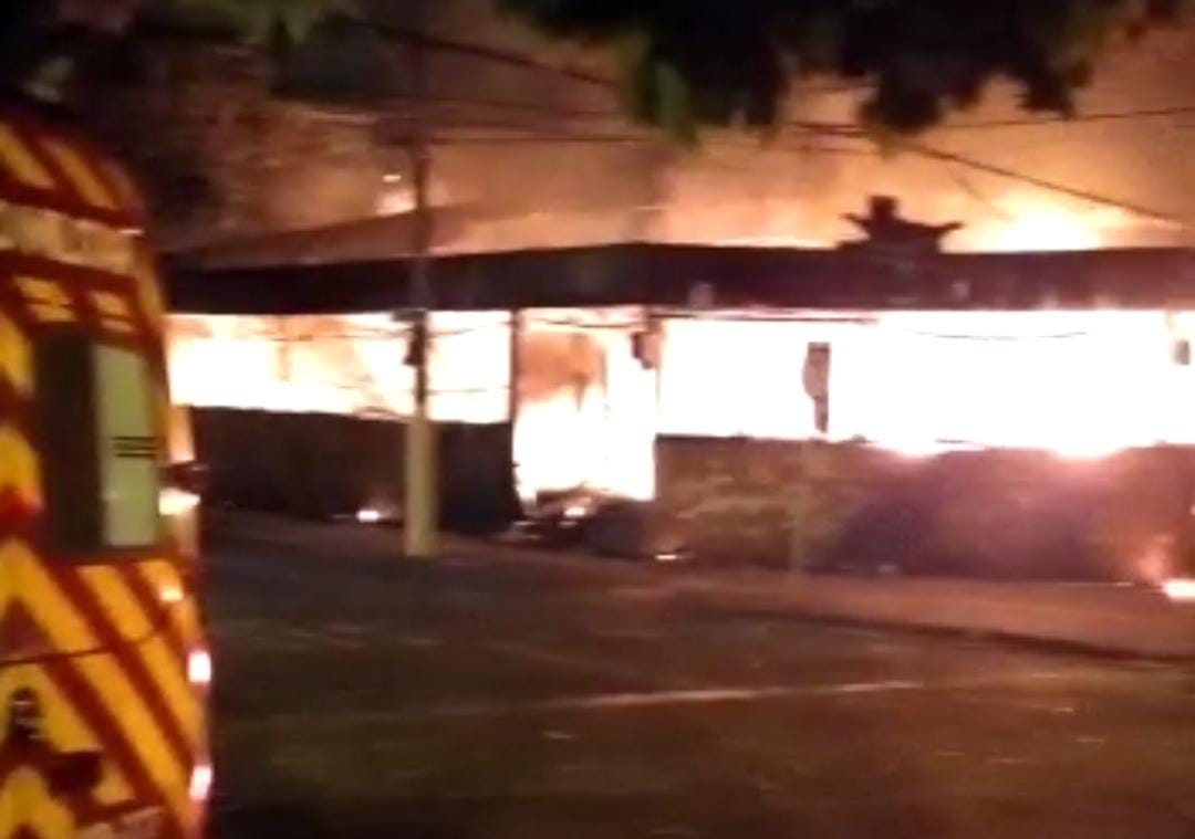Bar é atingido por fogo no Setor Marista em Goiânia