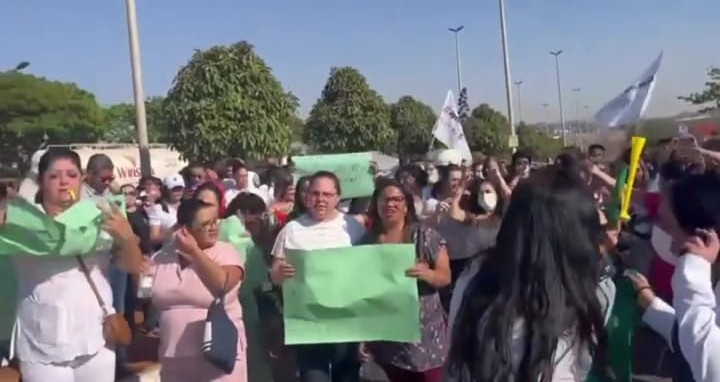 Enfermeiros fazem protesto em defesa do piso salarial, em Goiânia