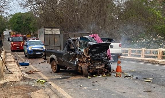 Homem morre após grave acidente envolvendo carro e ônibus na GO-060
