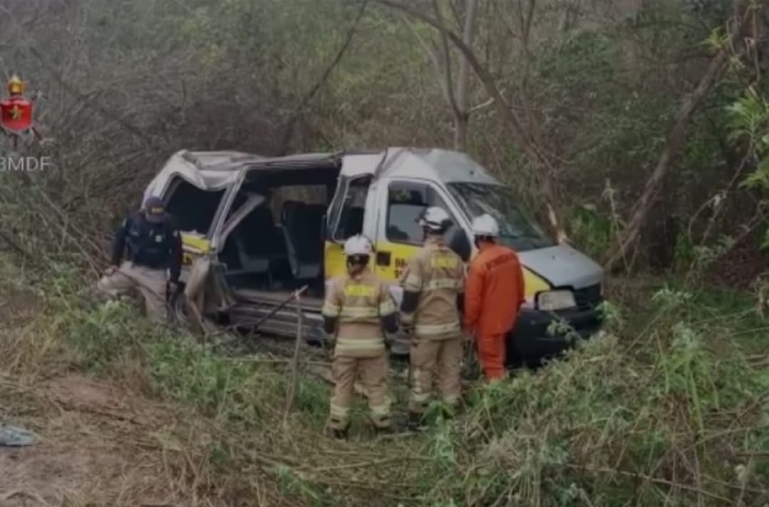 Acidente na BR-020 deixa uma pessoa morta e 11 feridas, em Planaltina