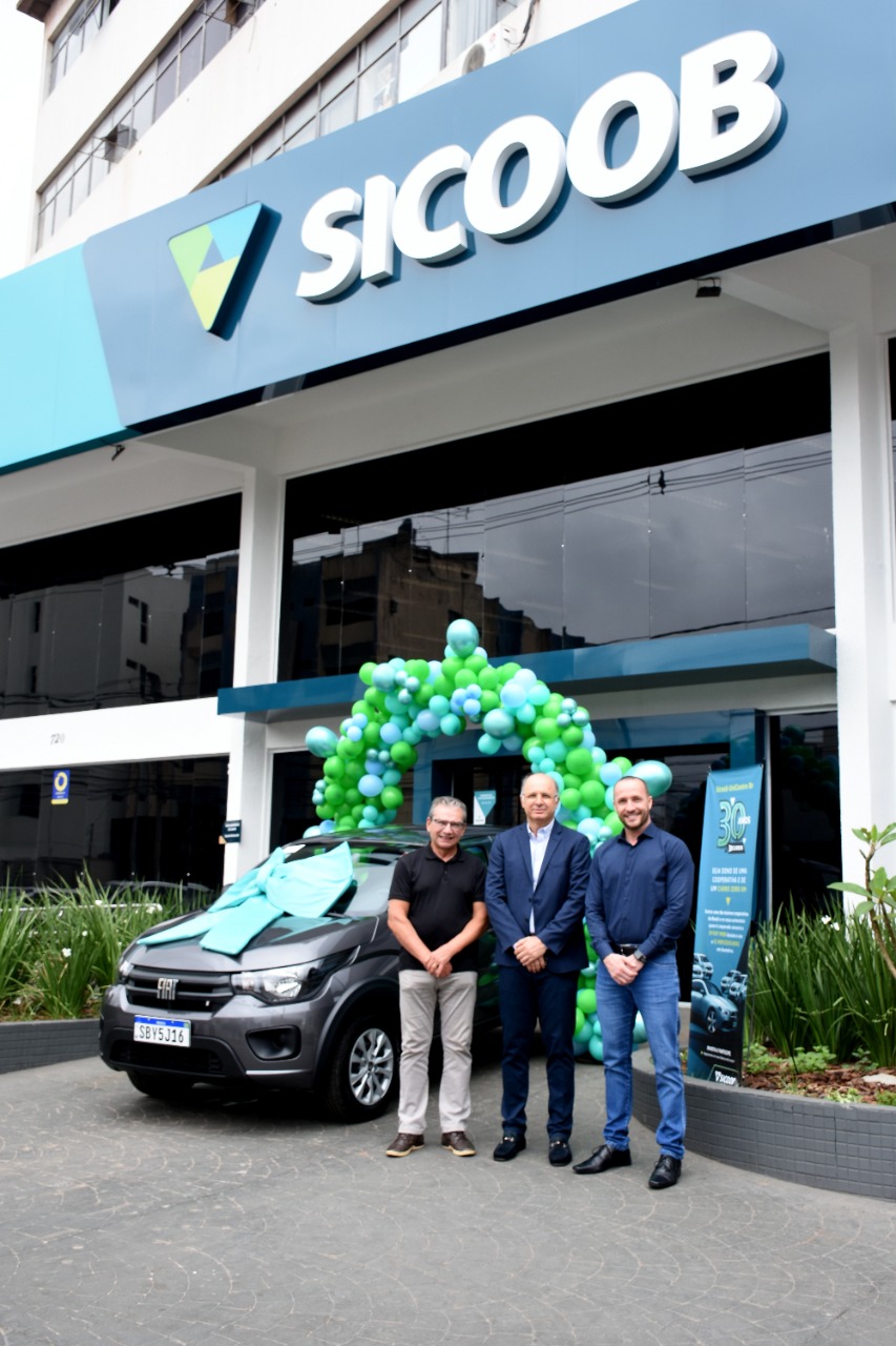 Sicoob UniCentro Br entrega 13º carro da campanha de 30 anos de aniversário, para Hospital Anis Rassi
