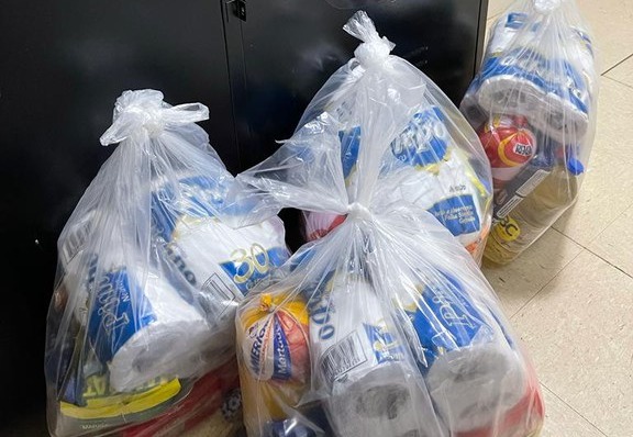 Gerente de mercado é presa suspeita de comprar votos com cestas básicas