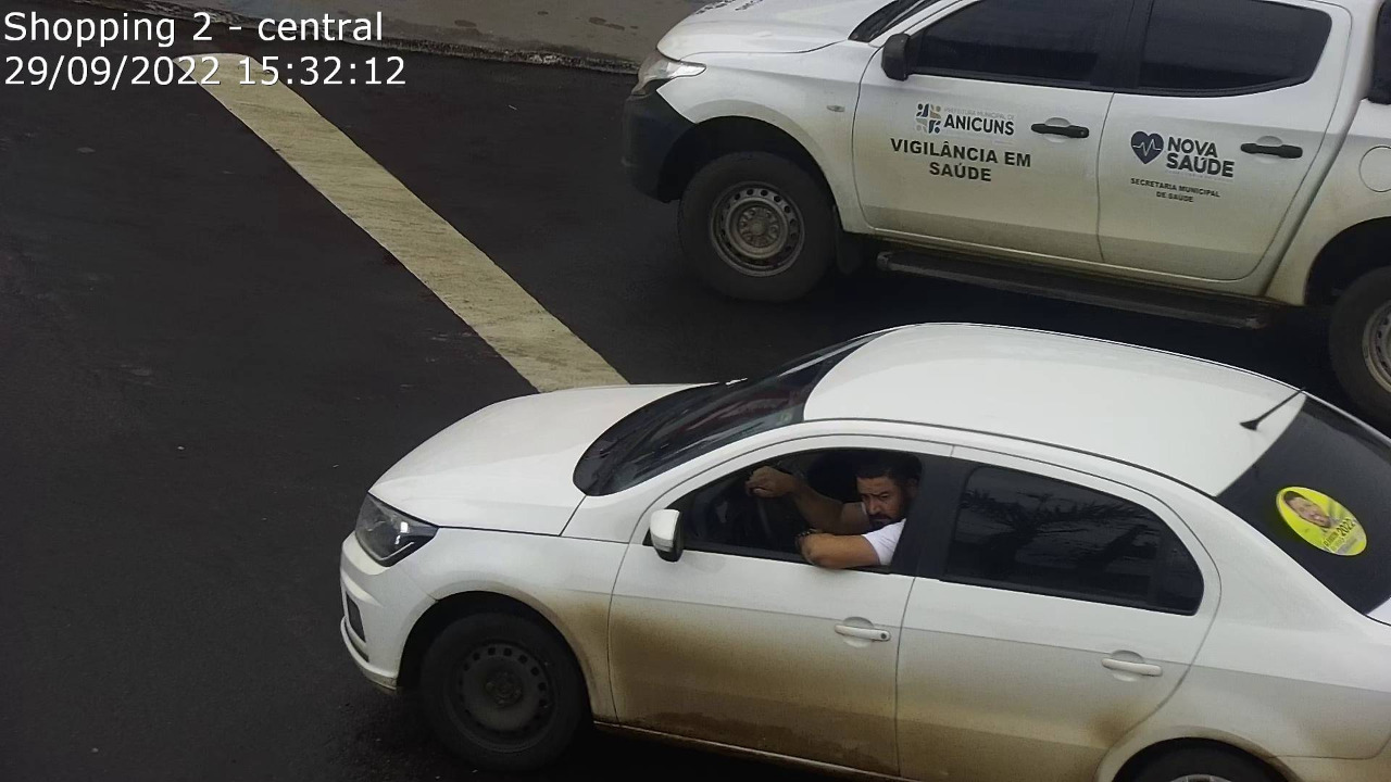Escândalo: Secretário de Anicuns é abordado usando carro oficial com material de propaganda política