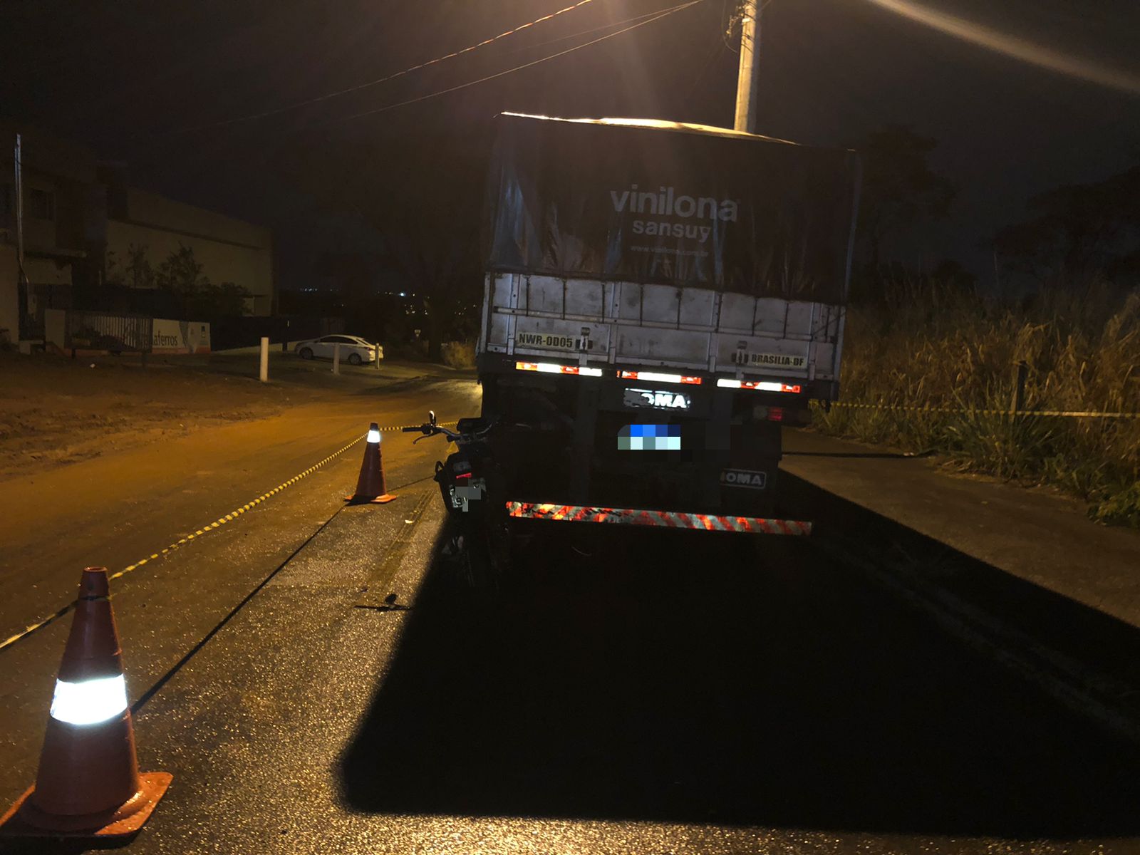 Motociclista morre após colidir na parte traseira de caminhão