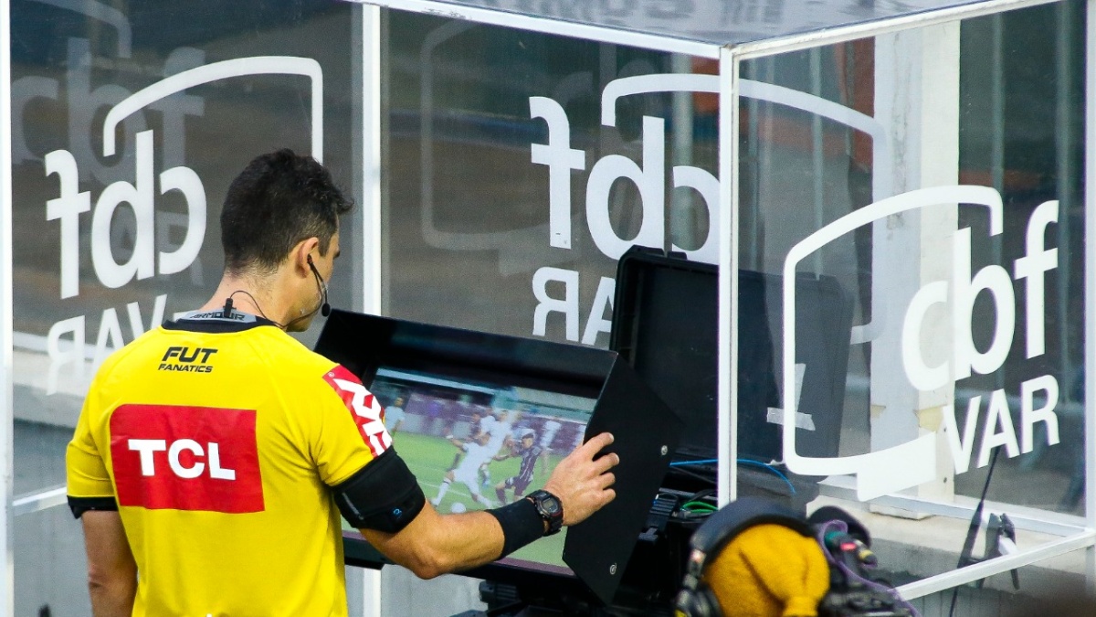 'O VAR está apitando jogos', diz presidente da associação nacional dos árbitros