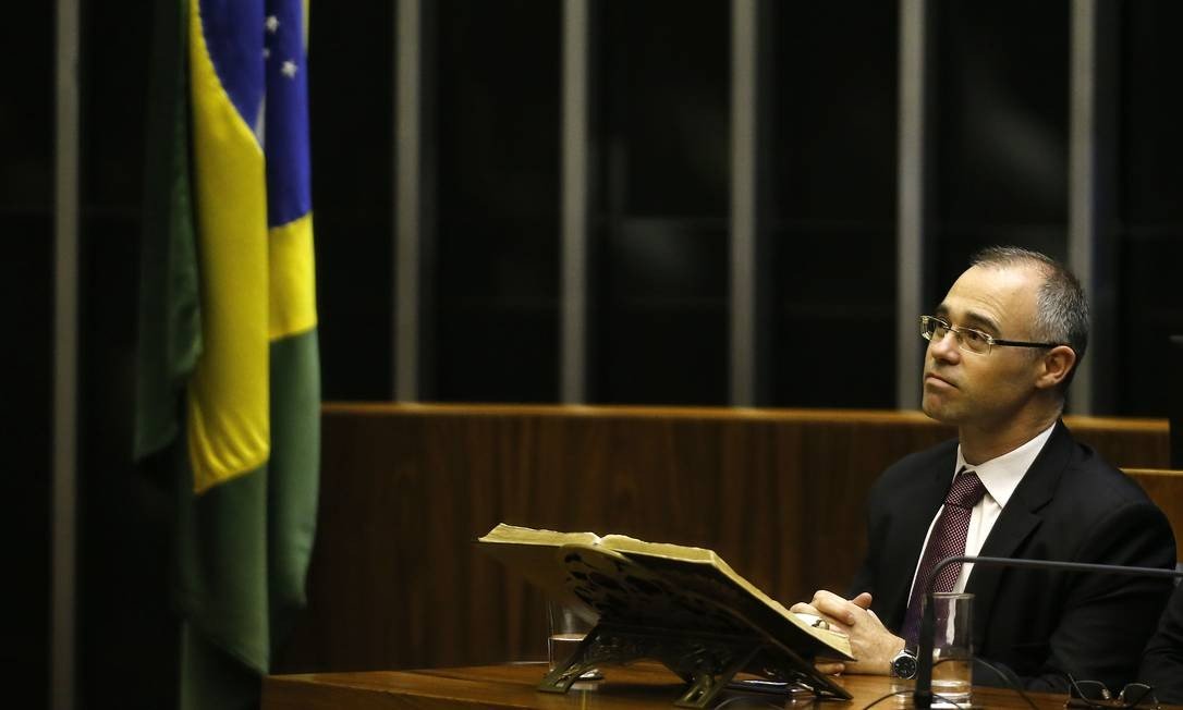 Governo quer suspender poder de estados e municípios de restringir a circulação de pessoas