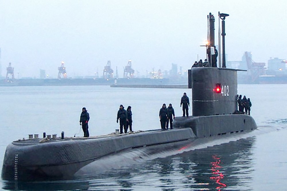 Na Indonésia, equipes encontram objeto que pode ser de submarino desaparecido