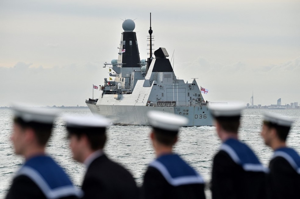 Rússia lança disparo de advertência contra navio britânico no mar Negro