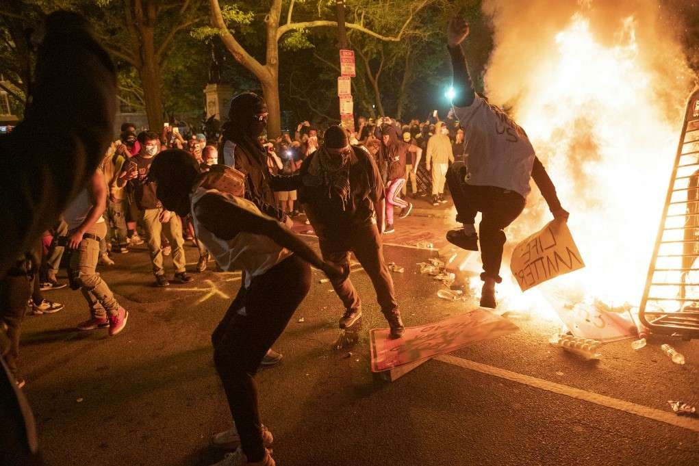 Manifestantes desafiam toque de recolher e EUA vivem crise histórica
