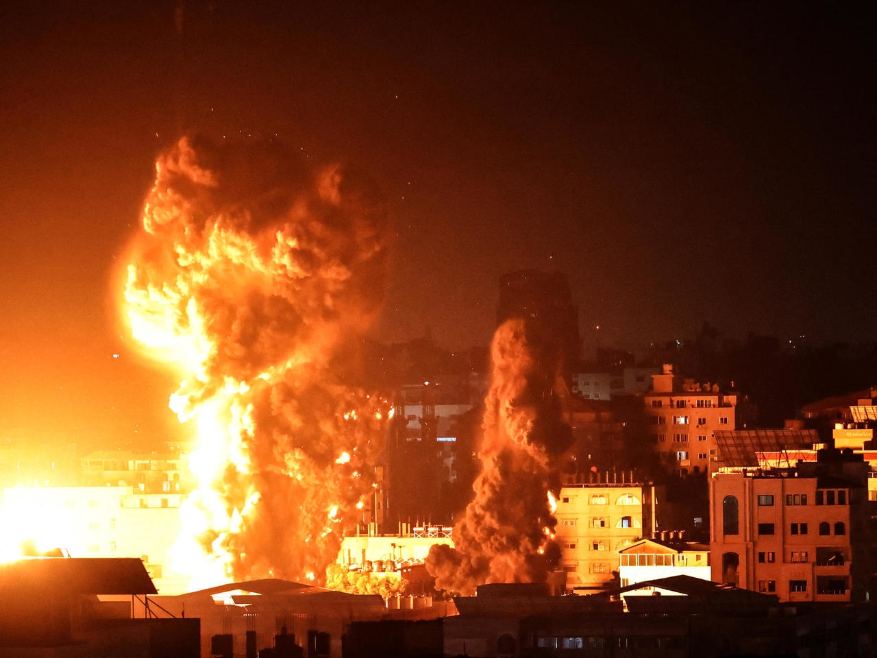 Israel bombardeia alvos do Hamas após ser atingido por balões incendiários