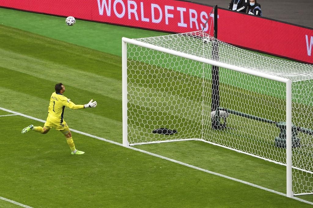Com gol do meio de campo, República Checa bate Escócia na estreia pela Eurocopa