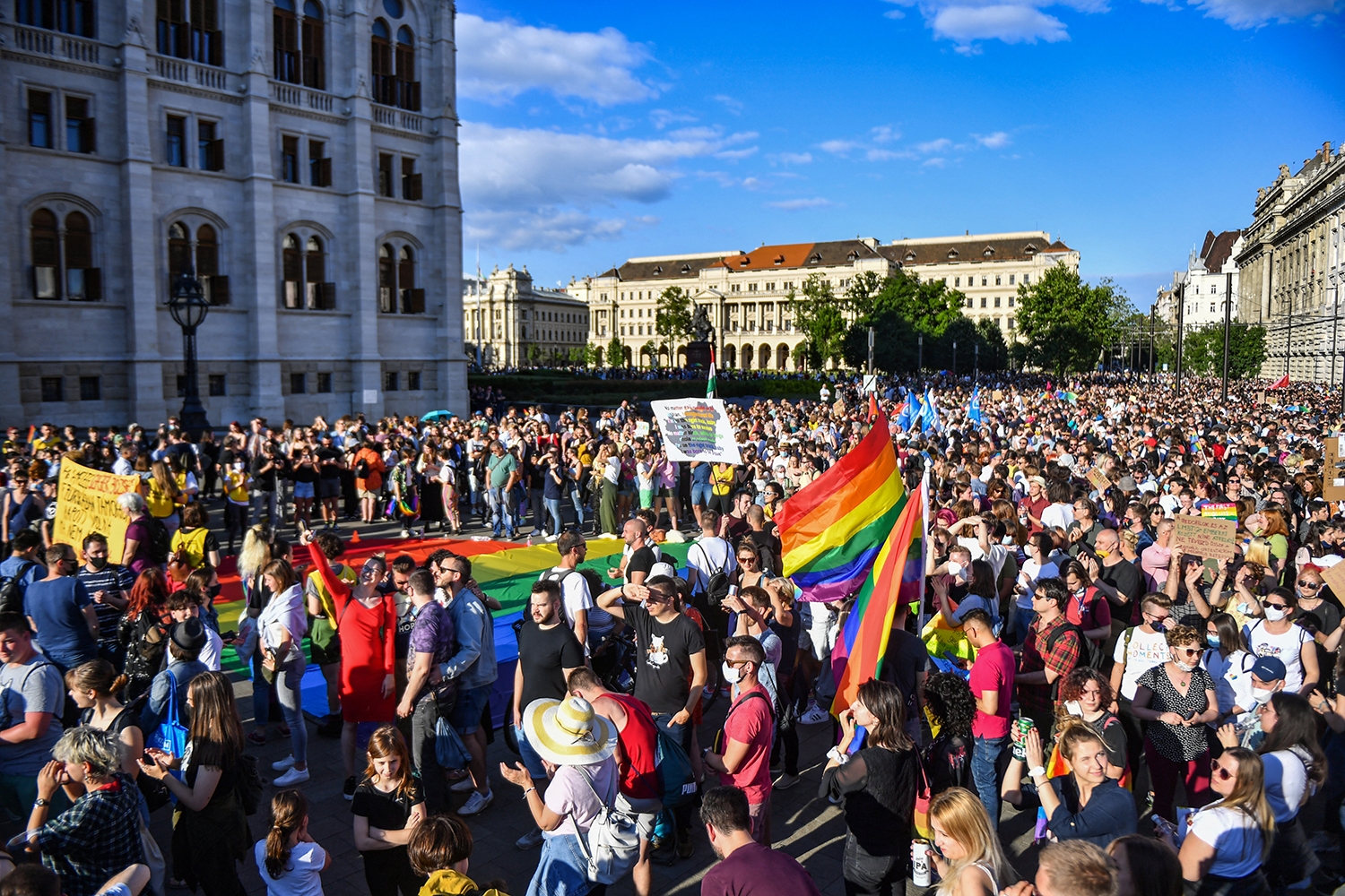 Parlamento Europeu pede punição à Hungria por lei contra a comunidade LGBTQIA+