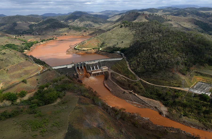 Samarco anuncia alerta após novo vazamento em barragem de Mariana