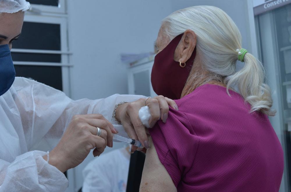 Com chegada de novas doses, Goiânia vacina a partir de 71 anos nesta terça-feira