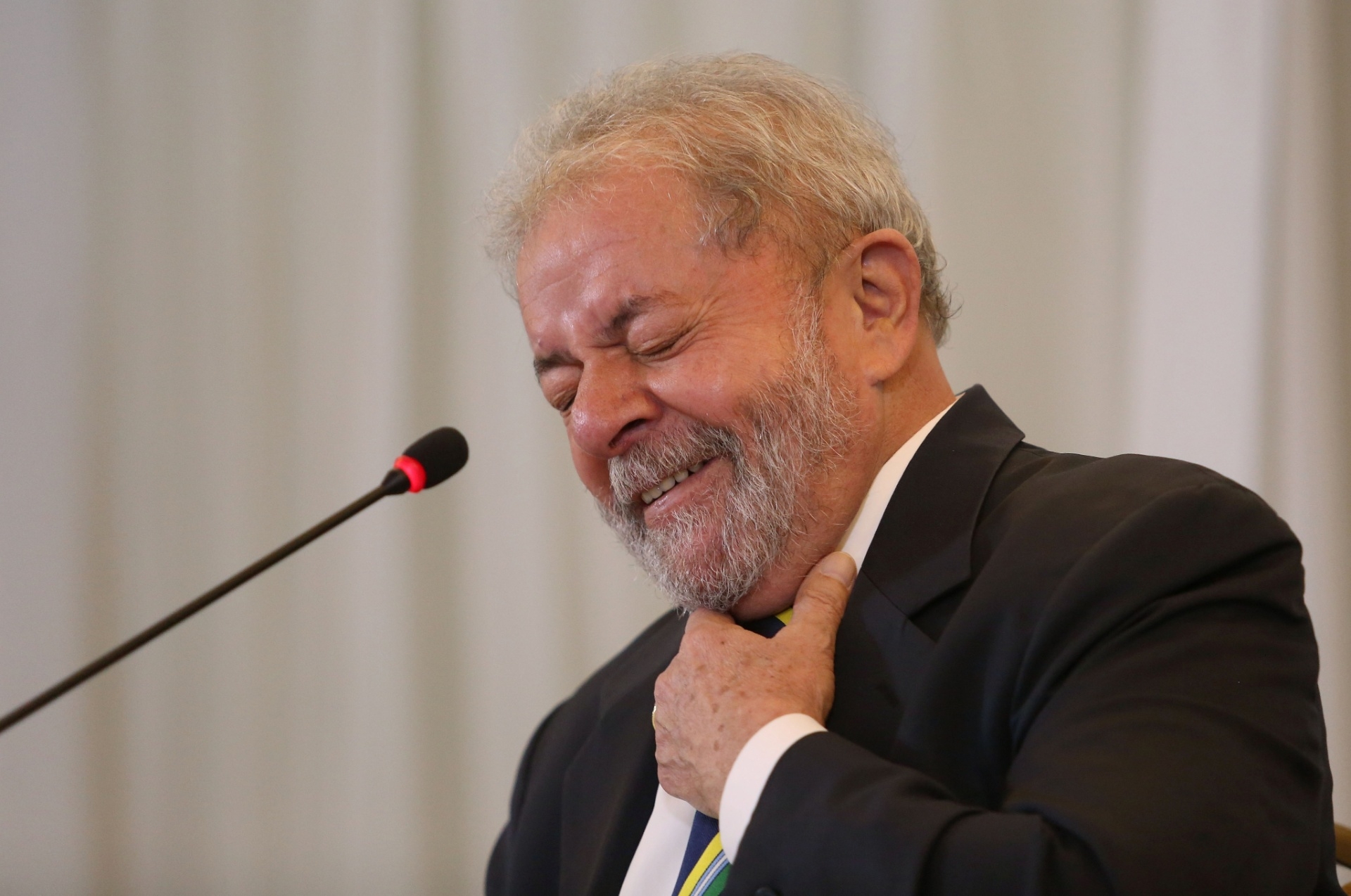 Advogado solicita a tribunal que passaporte de Lula seja recolhido