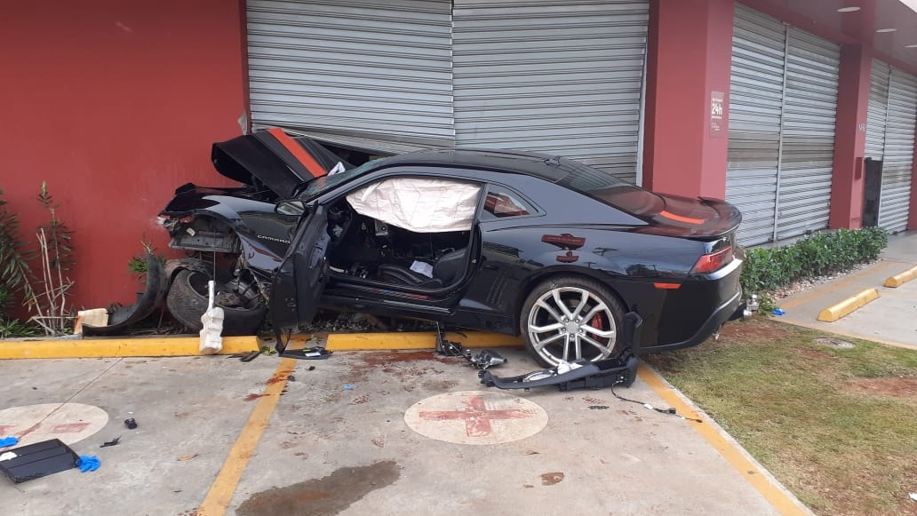 Carro invade calçada e bate em portão de drogaria, em Goiânia