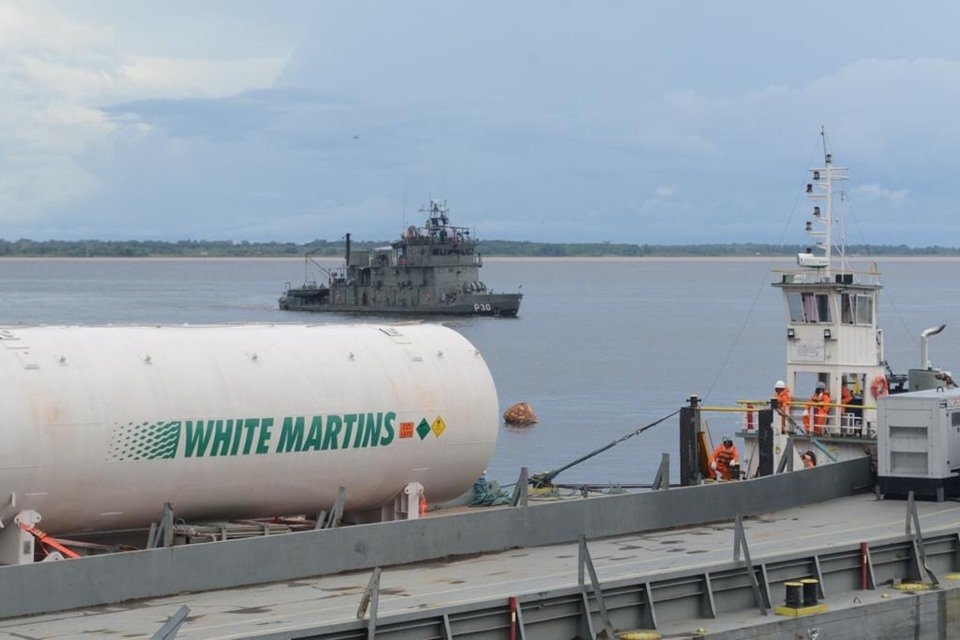 Tanque com 90 mil metros cúbicos de oxigênio chega a Manaus