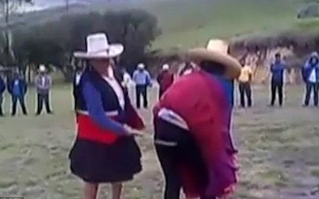 Mulher é chicoteada ao ser pega traindo marido com sobrinho
